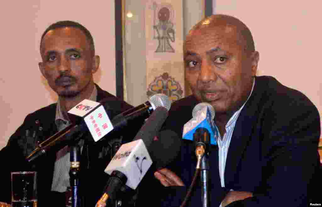 Ethiopian government spokesman Bereket Simon (R) makes the official announcement of Meles' death in Addis Ababa, August 21, 2012.