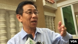 FILE: Ky Tech, Hun Sen’s lawyer, talks to journalists in front on the Municipal Court in Phnom Penh, July 18, 2017. (Kann Vicheika/VOA Khmer)