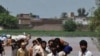 Ribuan Korban Banjir Pakistan Terdampar