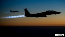 美国的F-15E军机在叙利亚实施空袭后返航，飞跃伊拉克（2014年9月23日）