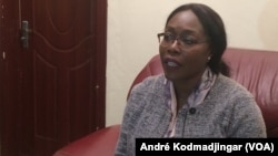 Madeleine Alingué, menteri komunikasi dan juru bicara pemerintah Chad berbicara di N'Djamena, Selasa 25/9. (VOA/André Kodmadjingar)
