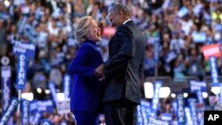 Predsednik Obama na bini sa predsedničkim kandidatom Demokratske stranke, Hilari Klinton