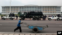 Des policiers en faction devant le Palais du Peuple, siège du Parlement de la RDC, à Kinshasa, lundi 5 décembre 2011.