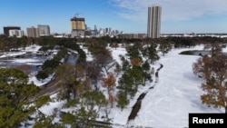 Foto yang diambil dari drone tampak salju menyelimuti Taman Hermann dan gedung-gedung pencakar langit di Houston, Texas, Selasa, 21 Januari 2025. (Foto: Evan Garcia/Reuters)