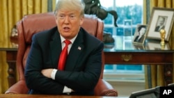 Presiden Donald Trump berbicara dalam pertemuan di Ruang Oval di Gedung Putih, Washington DC, 10 Oktober 2018.