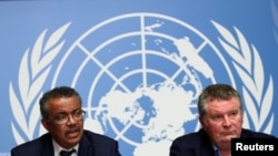 Dirjen WHO Tedros Adhanom Ghebreyesus (kiri) bersama Direktur Eksekutif Program Darurat Kesehatan WHO, Michael J. Ryan, di markas besar WHO di Jenewa, Rabu (29/1). 