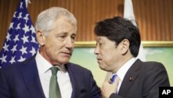El jefe del Pentágono, Chuck Hagel, conversa en Singapur con el ministro de Defensa japonés, Itsunori Onodera.