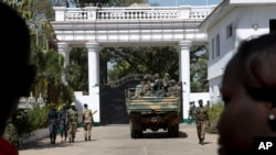 Les troupes sénégalaises entrent dans Banjul, en Gambie, le 23 janvier 2017, deux jours après le départ de Yahya Jammeh.