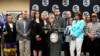La alcaldesa de Miami-Dade, Daniella Levine Cava, al centro, ofrece una rueda de prensa junto a funcionarios y opositores nicaragüenses recientemente liberados, el miércoles 15 de febrero de 2023 en Miami. 
