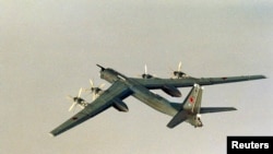 俄罗斯一架图-95型战略侦察机2007年8月17日在挪威沿海上空飞行。