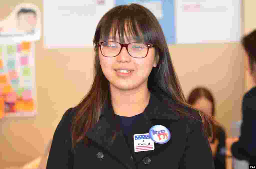 Kim Su-yeon, mahasiswa hubungan internasional di Hankuk University, Korea Selatan mengatakan, "Saya memilih Obama secara virtual karena kebijakannya sesuai dengan ketertarikan dan sikap politik pribadi saya." (Y. Kim/VOA)
