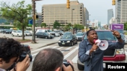 Manifestante protesta en el primer día de mociones previas al juicio de seis policías acusados de la muerte de Freddie Gray.