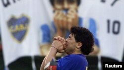 Legenda sepak bola Argentina, Diego Armando Maradona, mengenakan jersey klub Boca Juniors. (Foto: Reuters)