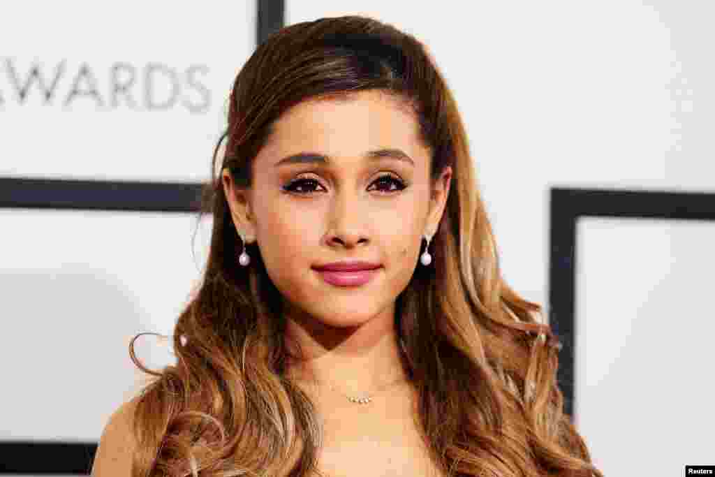 美国流行歌手爱莉安娜·格兰德(Ariana Grande) 在洛杉矶参加格莱美奖典礼(2014年1月)。 主办格莱美奖的美国录音艺术学院6月14日宣布,其评选方式将改为由该机构一万三千成员进行网上投票。