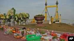 ពលរដ្ឋ​ខ្មែរ​បាន​រៀប​គ្រឿង​សែន​ព្រេន​នៅ​ជើង​ស្ពាន​ពេជ្រ​ក្នុង​ក្រុង​ភ្នំពេញ ជា​កន្លែង​ដែល​កើត​មាន​ការ​ផ្អើល​រត់​ជាន់​គ្នា​កាល​ពី​ថ្ងៃ​ច័ន្ទ​ដែល​បាន​សម្លាប់​អ្នក​មក​កម្សាន្ត​ចំនួន​ជាង​៣០០​នាក់។