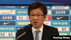 정몽규 대한축구협회장이 25일 서울 종로구 축구회관에서 열린 2017 정기대의원 총회에서 인사말을 하고 있다. 