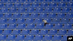 Burung elang Olympia yang menjadi mascot Lazio bertengger di deretan kursi kosong di Stadion Olimpico Italia (5/5). Bagian Curva Nord stadion yang biasa diduduki oleh pendukung fanatik Lazio akan ditutup.