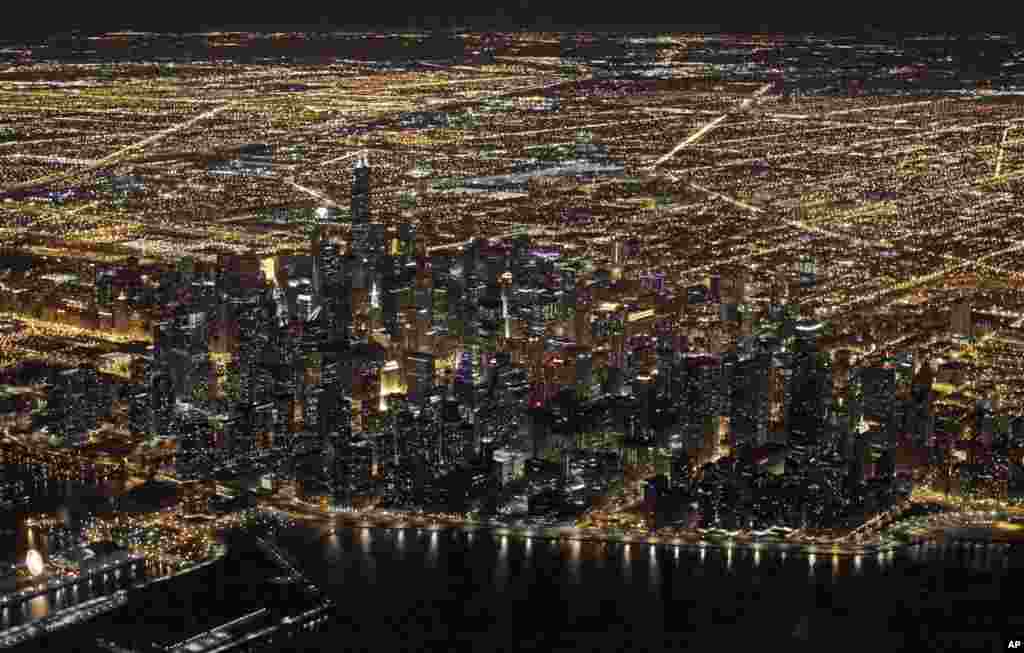 Foto udara pusat kota Chicago, negara bagian Illinois, AS pada malam hari.