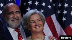 Kopredsjedavajuća kampanje Susie Wiles i Chris LaCivita slušaju kako Donald Trump govori na svom skupu izborne noći u kongresnom centru okruga Palm Beach u West Palm Beachu, Florida, 5. novembra 2024.