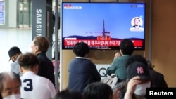 Stanovnici Seula prate na TV ekranima sjevernokorejsko lansiranje satelita. (Foto: REUTERS/Kim Hong-Ji)