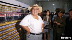 北韓官媒朝中社8月7日發布的北韓領導人金正恩參觀工廠的照片。