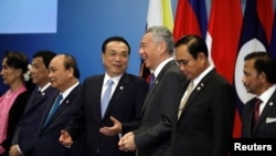 China's Premier Li Keqiang poses for a group photo with ASEAN leaders at the ASEAN-China Summit in Singapore November 14, 2018. 