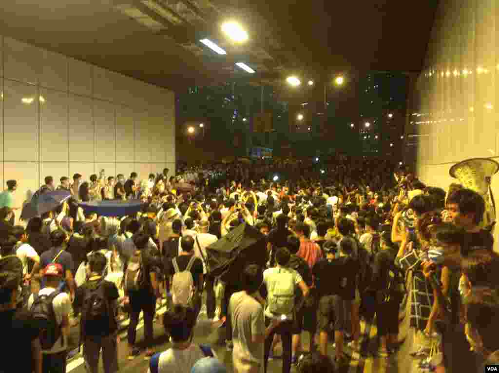 10月14日晚數以百計的香港示威群眾和警察對峙,警方驅之不散(美國之音海彥拍攝)