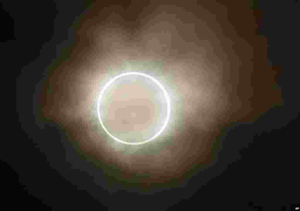 Bulan menutupi sebagian besar matahari dan menciptakan semburan cahaya seperti cincin api raksasa di angkasa Yokohama, dekat Tokyo (21/5).
