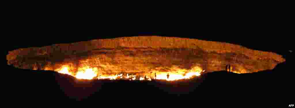 Atraksi wisata yang disebut "Pintu Gerbang ke Neraka" yaitu kawah gas yang menyala di padang pasir Karakum, Turkmenistan.