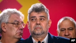 Rumunski premijer Marcel Ciolacu, iz Socijaldemokratske partije ili PSD, govori nakon izlaznih anketa na parlamentarnim izborima u Bukureštu, Rumunija, 1. decembra 2024.