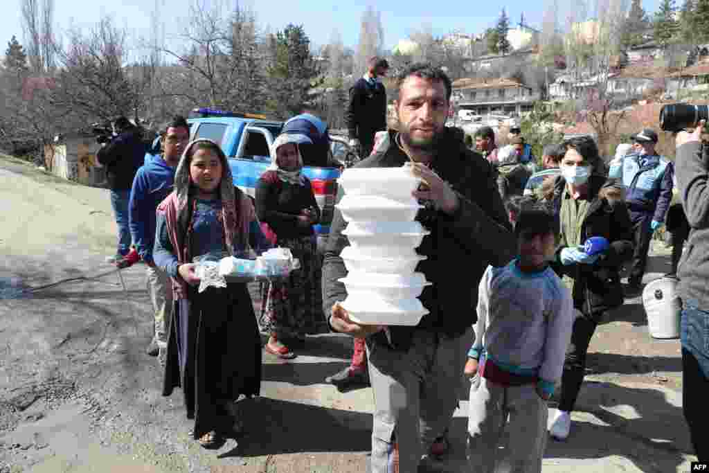 Anqarada hokimiyat koronavirus tarqalishining oldini olish choralaridan biri sifatida kishilarga oziq-ovqat tarqatmoqda. Turkiya, 23-mart, 2020-yil.