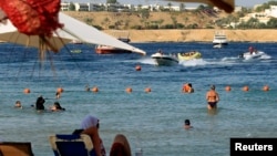 Turis bersantai di resor Laut Merah Sharm el-Sheikh, sekitar 550 kilometer ke selatan dari Kairo. (Foto: Dok)