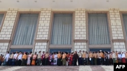 ၂၀၂၀ ခုနှစ် မတ်လ ၁၀ ရက်နေ့က နေပြည်တော်ရှိ ပြည်ထောင်စုလွှတ်တော် အစည်းအဝေးပွဲ တက်ရောက်လာကြတဲ့ လွှတ်တော်အမတ်တချို့။ (မတ် ၁၀၊ ၂၀၂၀)