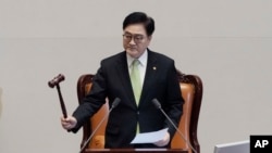 Ketua Majelis Nasional Korea Selatan Woo Won Shik mengetuk palu untuk mengesahkan pemakzulan penjabat Presiden Han Duck-soo dalam sidang paripurna di Seoul, Jumat, 27 Desember 2024. (Foto: Ahn Young-joon/AP Photo)