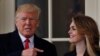 Le président américain Donald Trump en compagnie de sa collaboratrice Hope Hicks devant le Bureau ovale, à Washington D.C., États-Unis, le 29 mars 2018. (Photo: REUTERS/Carlos Barria/archives)