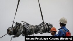 Tim penyelamat mengangkat mesin Lion Air JT610 di Karawang, Indonesia, 3 November 2018.