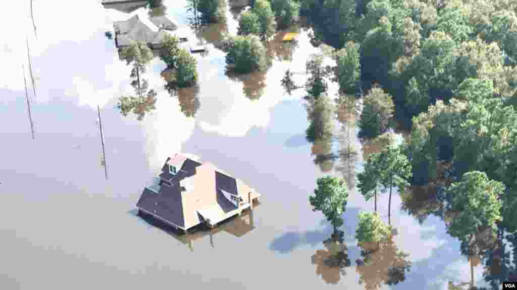 Photography by VOA's Celia Mendoza. Helicopter flight - courtesy Texas Army National Guard.