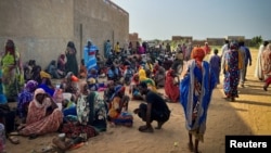 Para pengungsi Sudan menunggu di luar rumah sakit Adre, Chad dekat perbatasan Sudan, untuk menerima perawatan dari tim Doctors Without Borders atau MSF, 16 Juni 2023 lalu (foto: ilustrasi). 