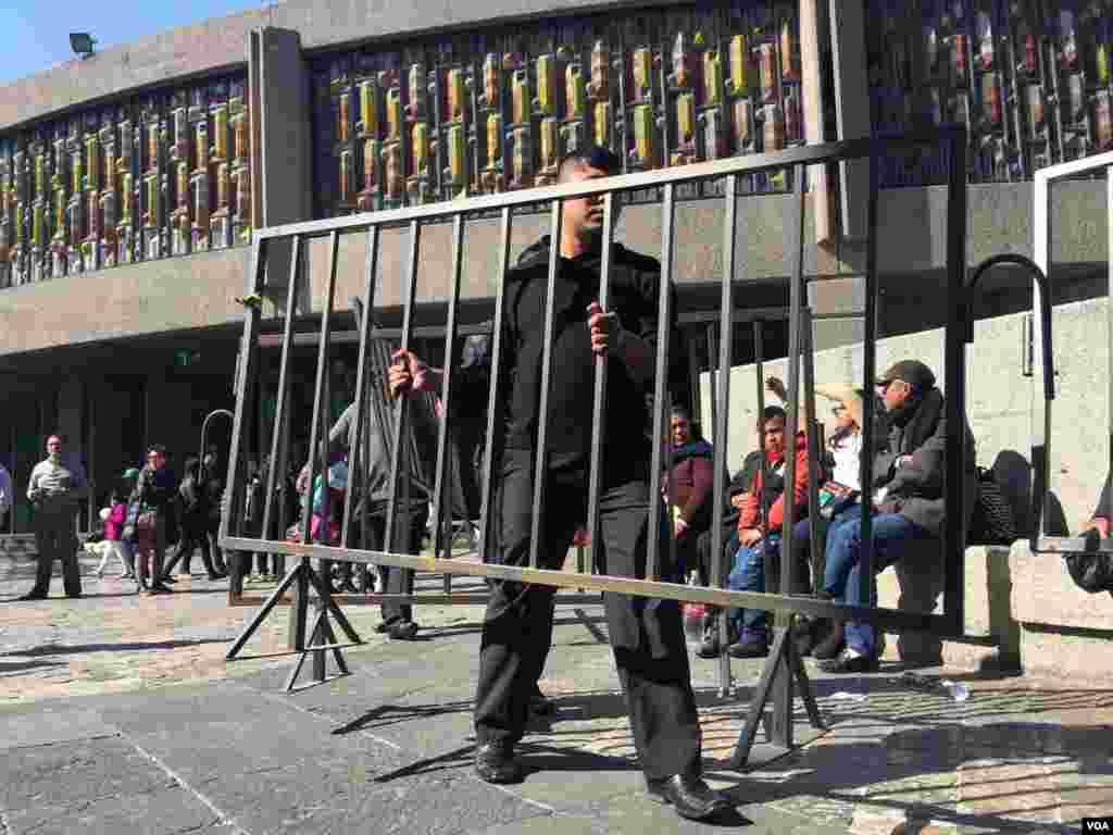 Security was tight days ahead of the papal visit, Mexico City. (C. Mendoza/VOA)