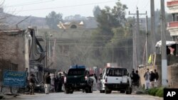 Para petugas keamanan tengah menginvestigasi lokasi ledakan bom bunuh diri yang menewaskan dan melukai beberapa orang di dekat gerbang Direktorat Nasional Keamanan wilayah Jalalabad, Afghanistan (24/2).