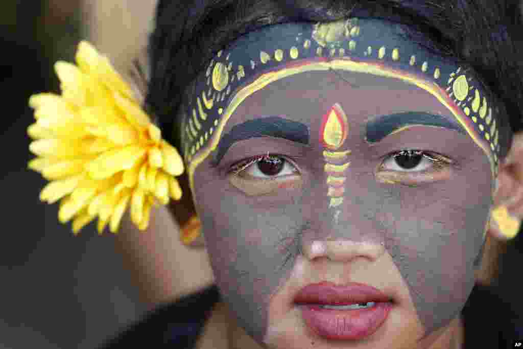 យុវជនបាលីម្នាក់ចូលរួមក្នុងពិធីសាសនាហិណ្ឌូ «Grebeg» នៅក្នុងភូមិ Tegalalang ក្នុងខេត្តបាលី ប្រទេសឥណ្ឌូណេស៊ី។