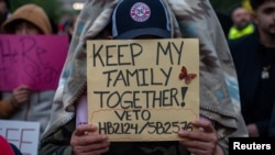Un manifestante sostiene un cartel donde pide "Mantén a mi familia junta" en inglés durante una protesta en Nashville, Tennessee, EEUU, el 4 de abril de 2024.