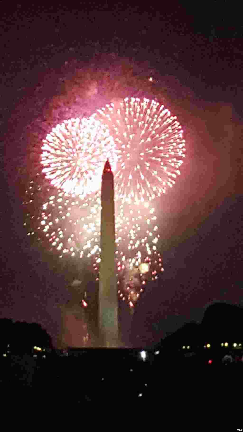 礼花在华盛顿纪念碑上空绽放（2017年7月4日）。