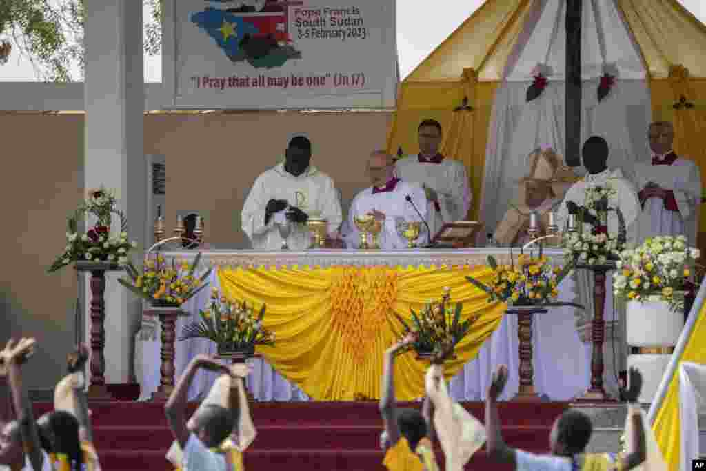 Papa Francis (kati kati) aongoza Misa Takatifu siku ya Jumapili, kwenye uwanja wa makumbusho wa John Garang siku ya mwisho ya ziara yake Sudan Kusini 