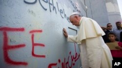Francisco negó que esté directamente involucrado en el proceso de paz del Medio Oriente, declarando que estaría loco si hiciera eso.