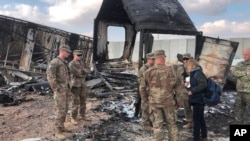 Tentara AS menyelidiki kerusakan akibat serangan bom Iran di pangkalan udara Ain al-Asad, di Anbar, Irak, 13 Januari 2020. (Foto: dok).
