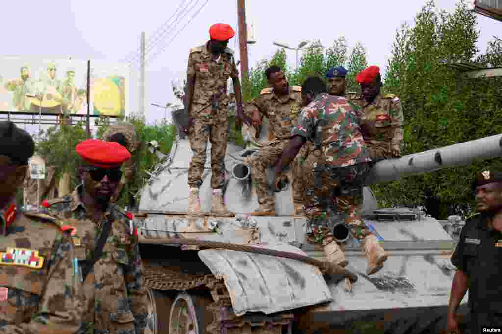 Wanajeshi wa jeshi la Sudan wakisubiri kuwasili kwa mkuu wao Jenerali Abdel Fattah al-Burhan katika mji wa Port Said.