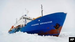 Kapal Rusia, MV Akademik Shokalskiy yang terjebak di es di laut lepas Antartika. Kapal yang membawa 74 orang ini terperangkap dalam es sejak 24 Desember lalu.