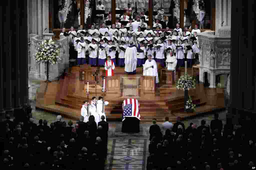 El coro canta en un servicio conmemorativo para el senador John McCain, en la Catedral Nacional de Washington en Washington, el primero de septiembre de 2018. 