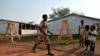 Un garçon joue à l'extérieur des tentes utilisées comme salles de classe temporaires, sur le site de déplacées, au Grand Séminaire Saint-Marc à Bimbo, au sud-ouest de Bangui, 6 février 2014.
